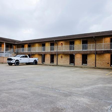 Oyo Pinewood Inn & Suites Silsbee Exterior photo