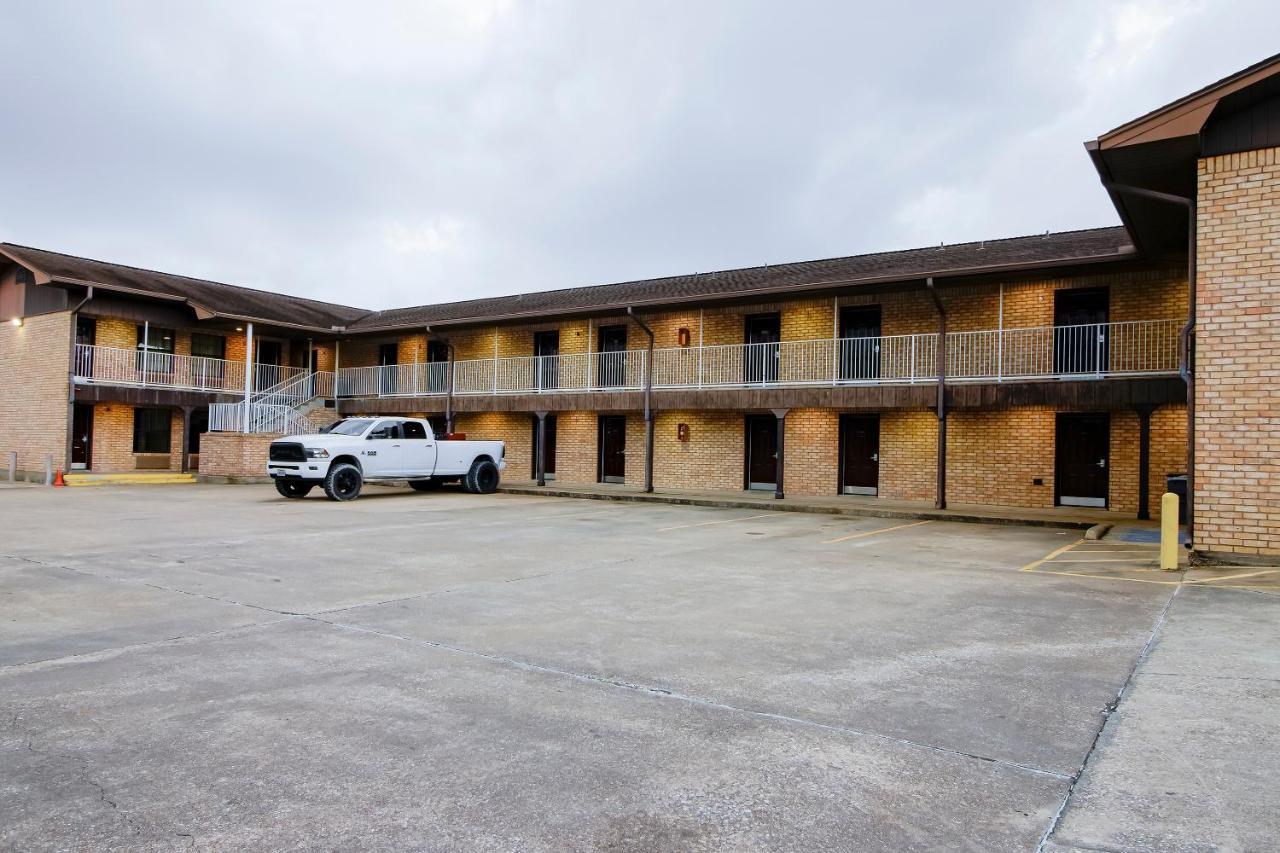 Oyo Pinewood Inn & Suites Silsbee Exterior photo