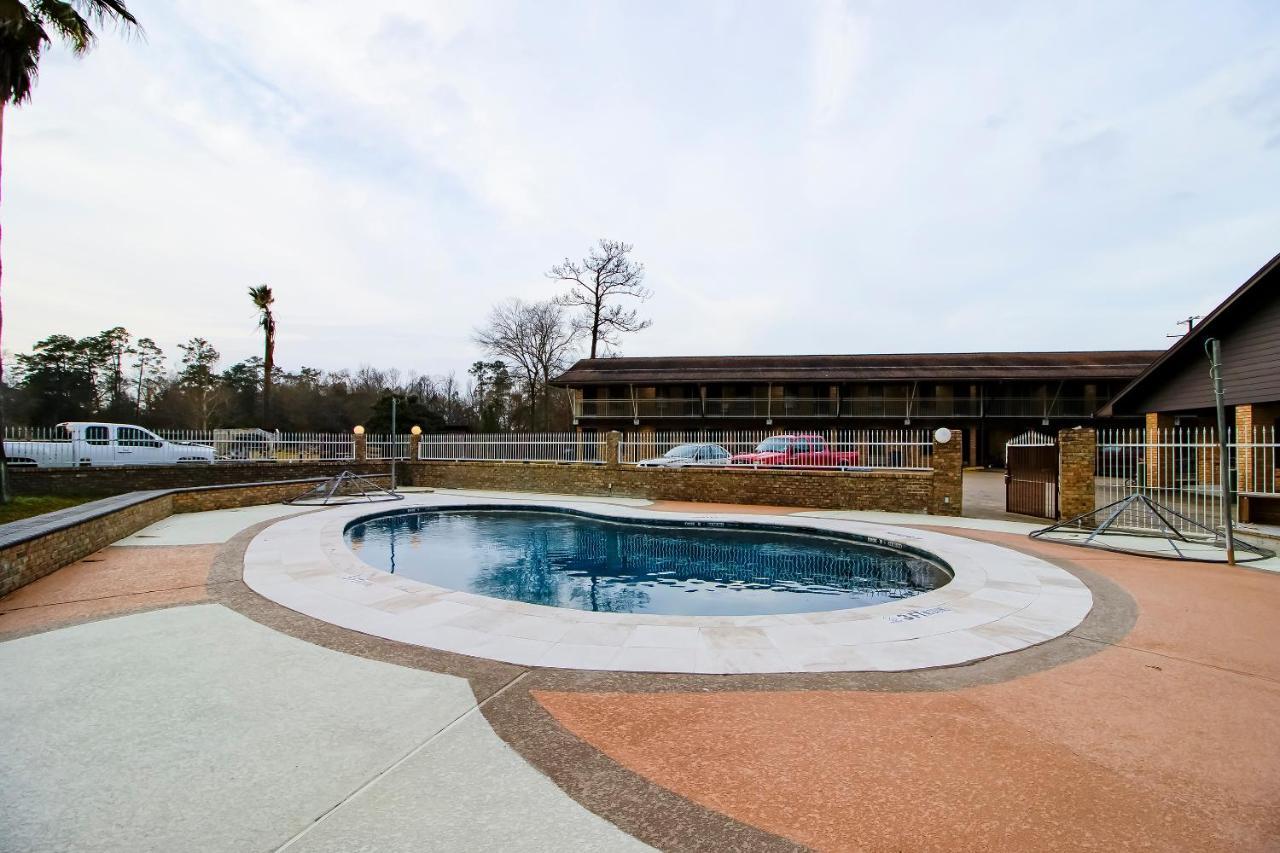 Oyo Pinewood Inn & Suites Silsbee Exterior photo