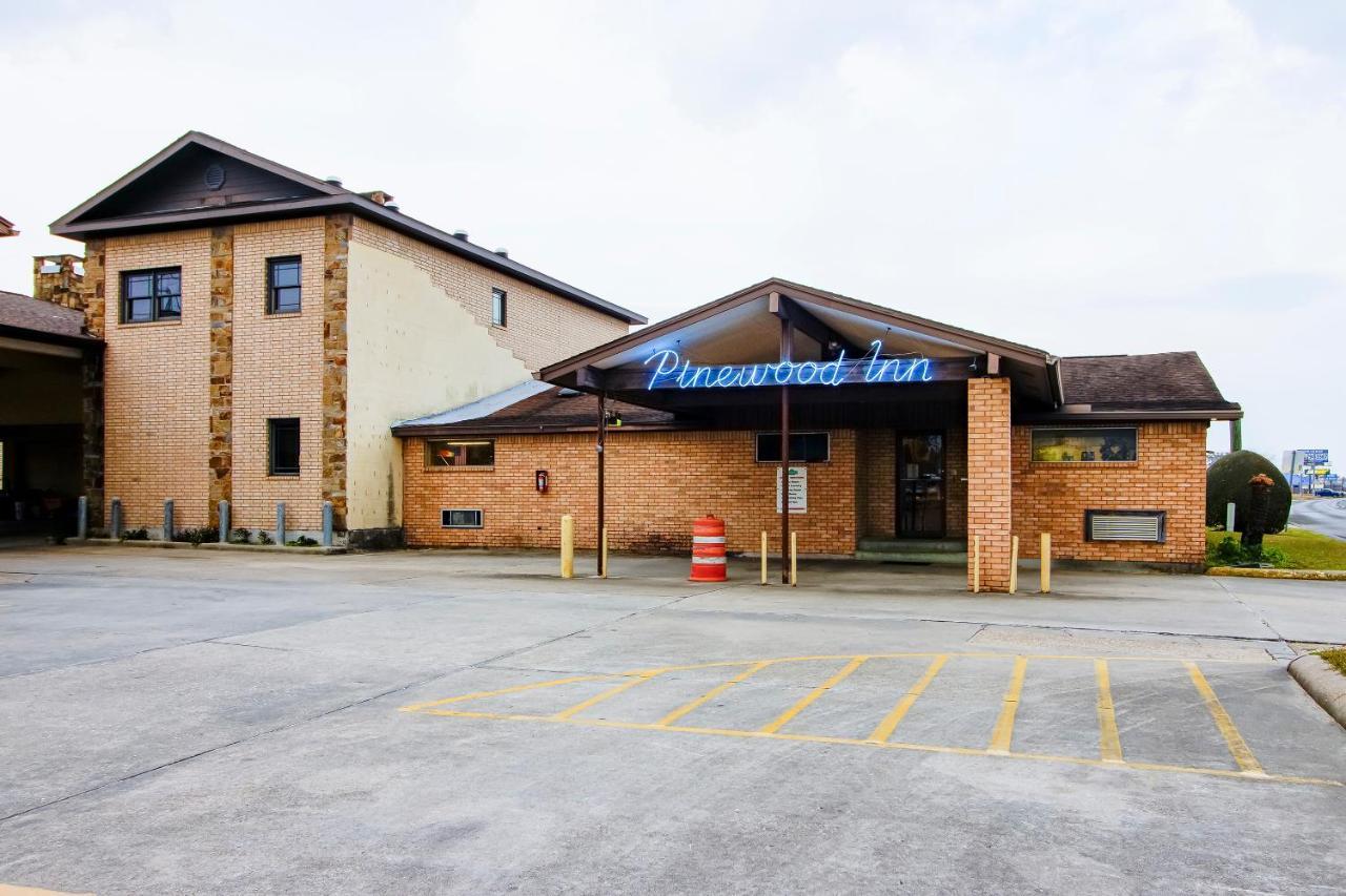 Oyo Pinewood Inn & Suites Silsbee Exterior photo