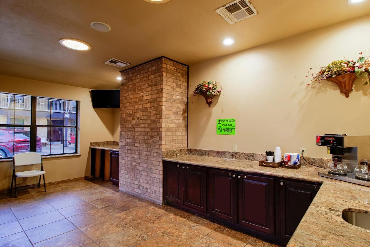 Oyo Pinewood Inn & Suites Silsbee Exterior photo