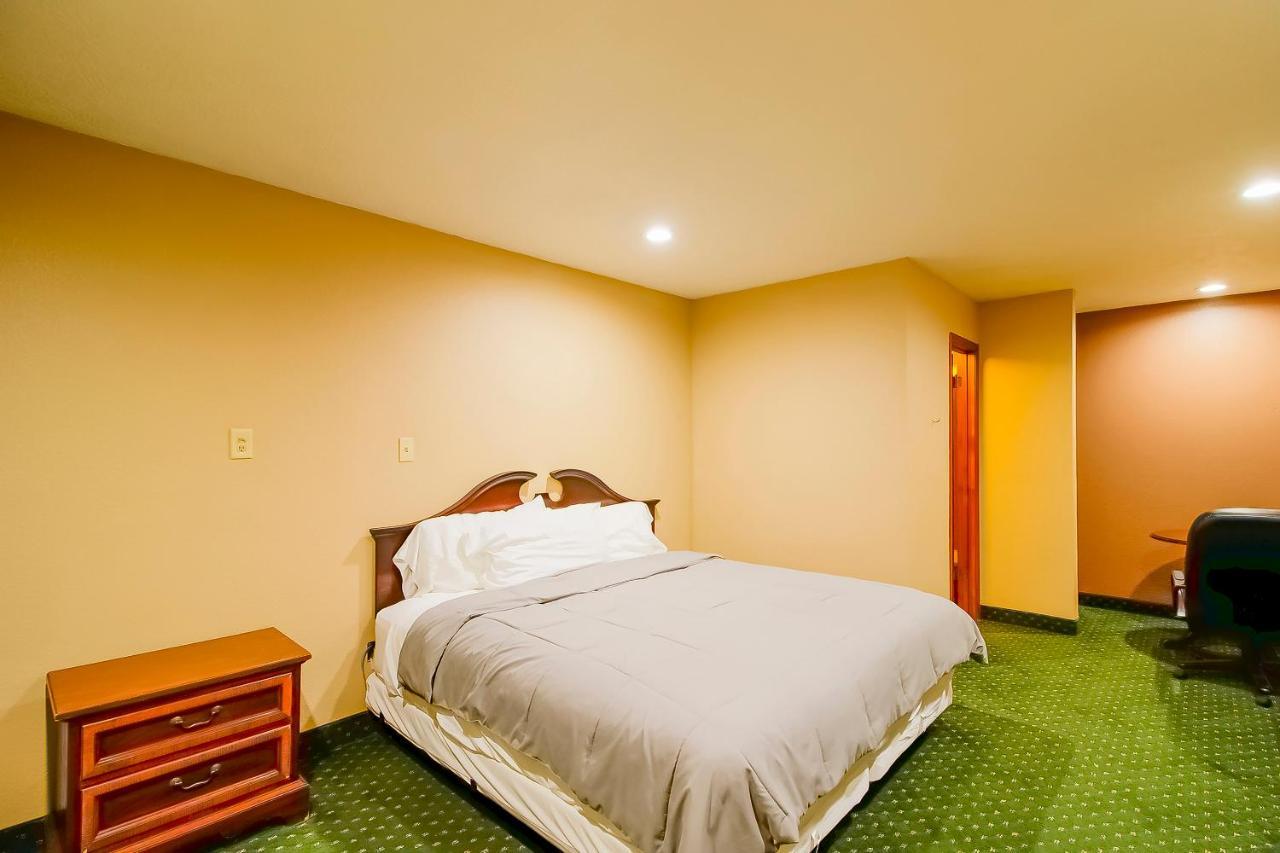 Oyo Pinewood Inn & Suites Silsbee Exterior photo