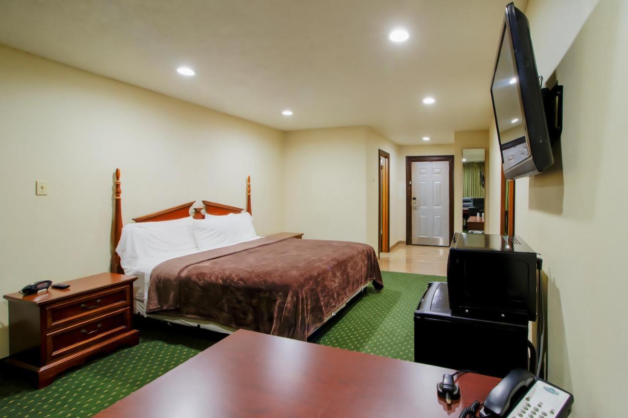 Oyo Pinewood Inn & Suites Silsbee Exterior photo