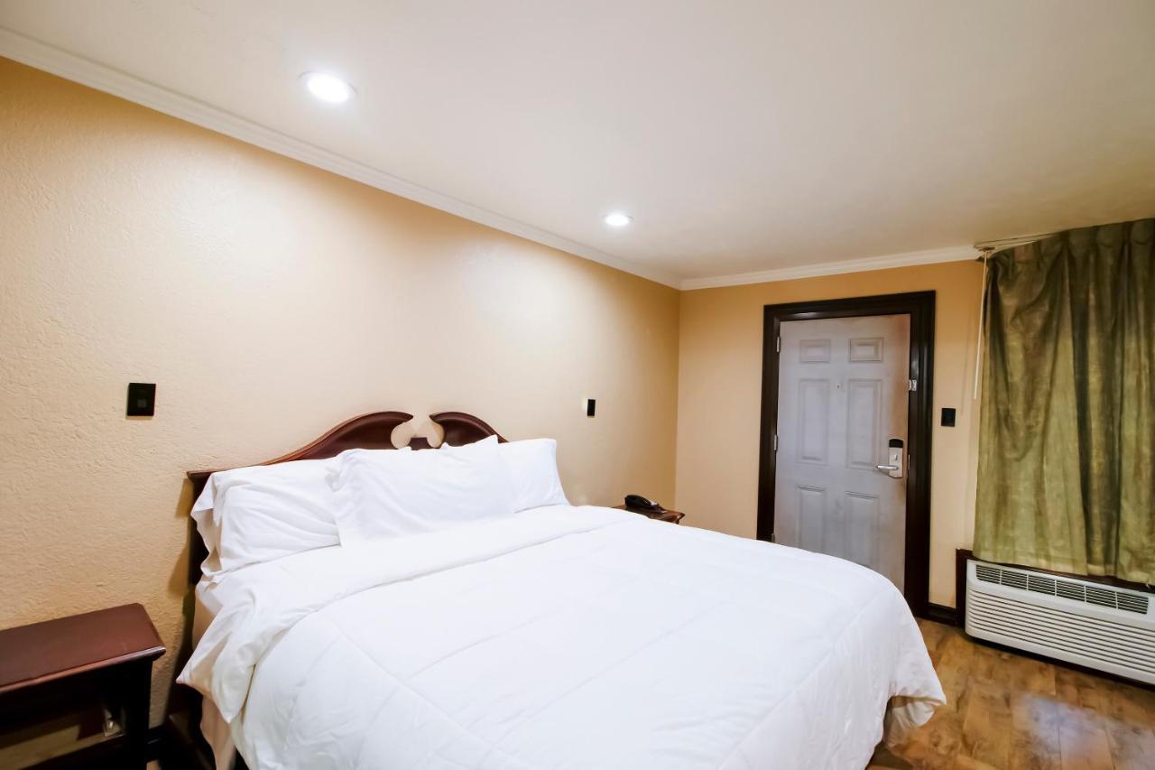 Oyo Pinewood Inn & Suites Silsbee Exterior photo