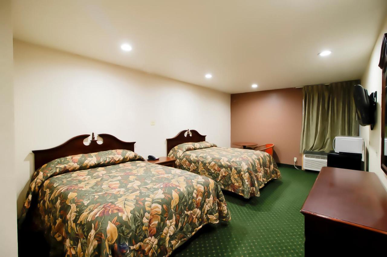 Oyo Pinewood Inn & Suites Silsbee Exterior photo