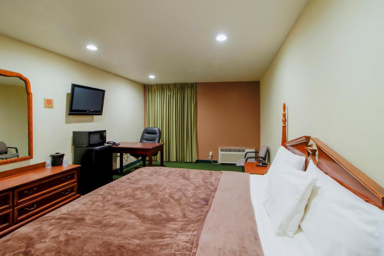 Oyo Pinewood Inn & Suites Silsbee Exterior photo